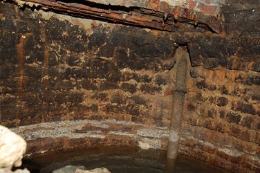 <p>Detail van het 'interieur' van de waterput. </p>
